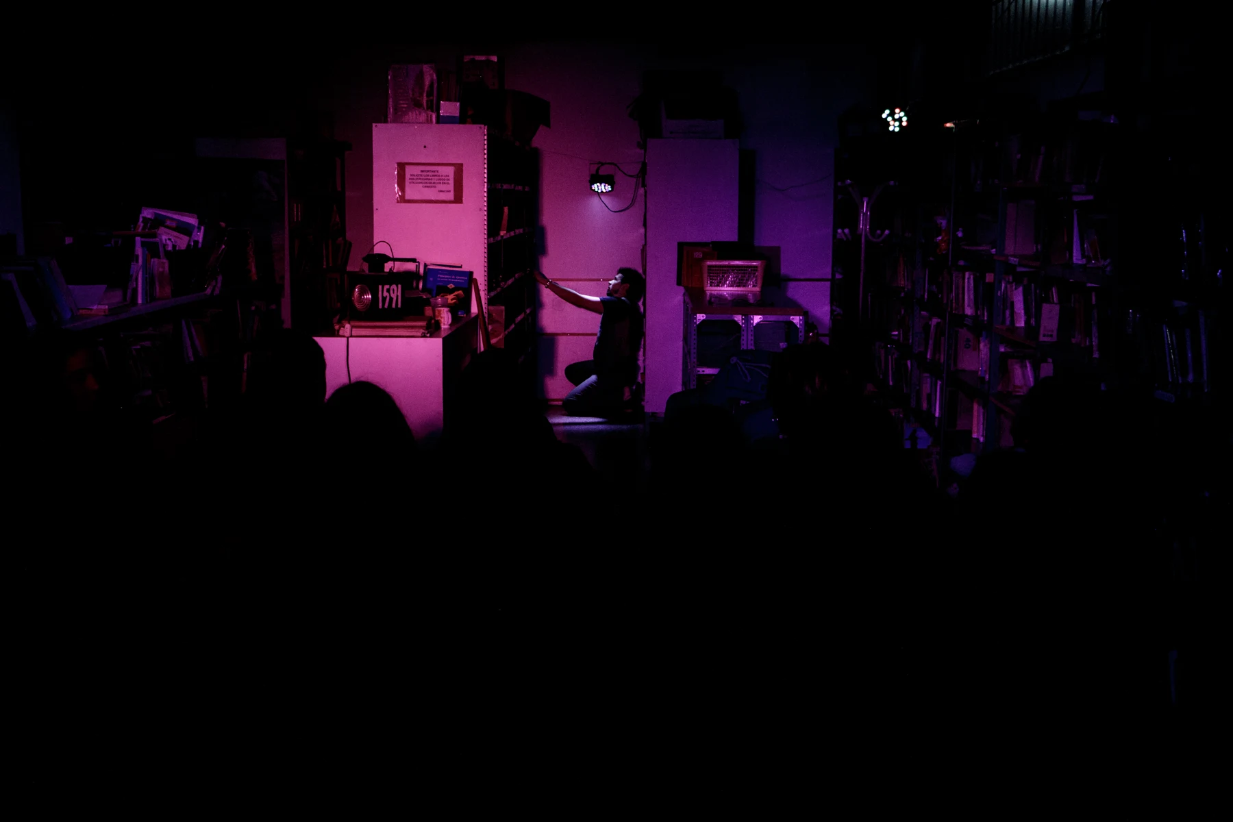 El actor entre las estanterías de una biblioteca