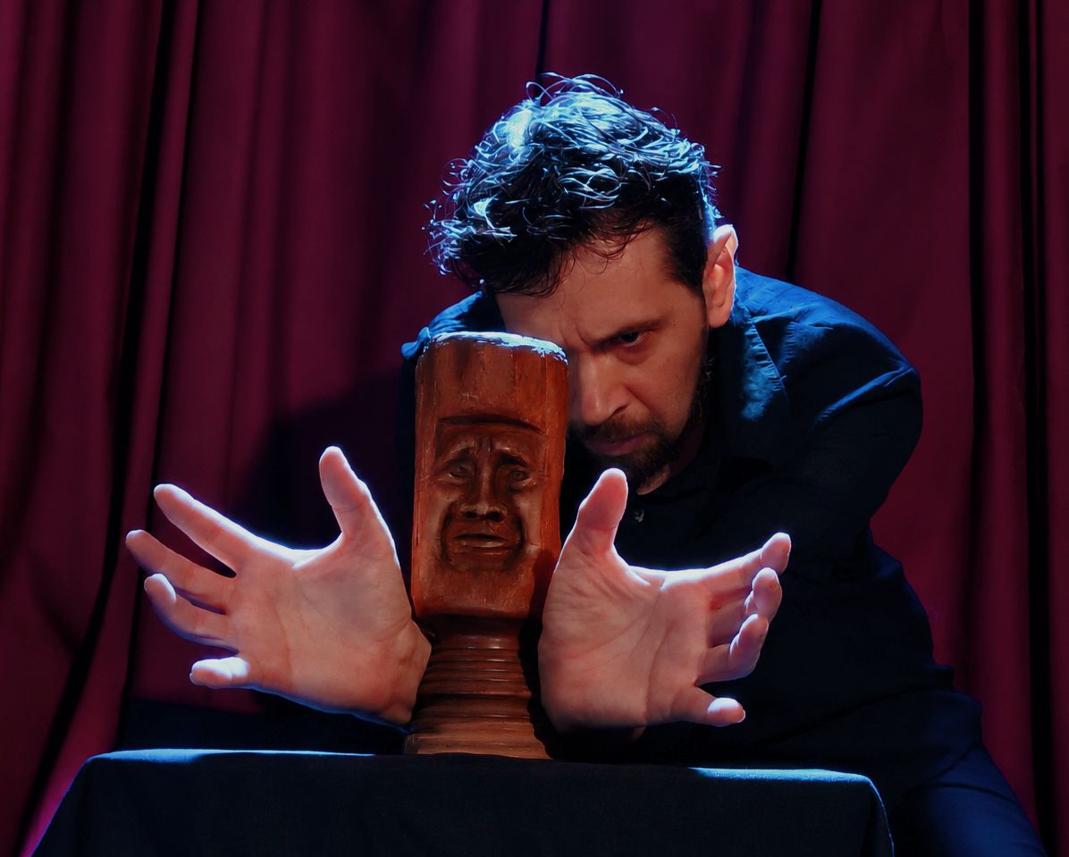 Diego L. Bañares junto a un tótem de madera en escena